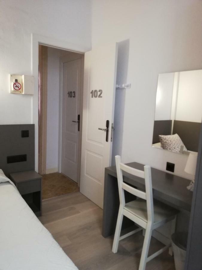 Hostal Parellades Sitges Ngoại thất bức ảnh